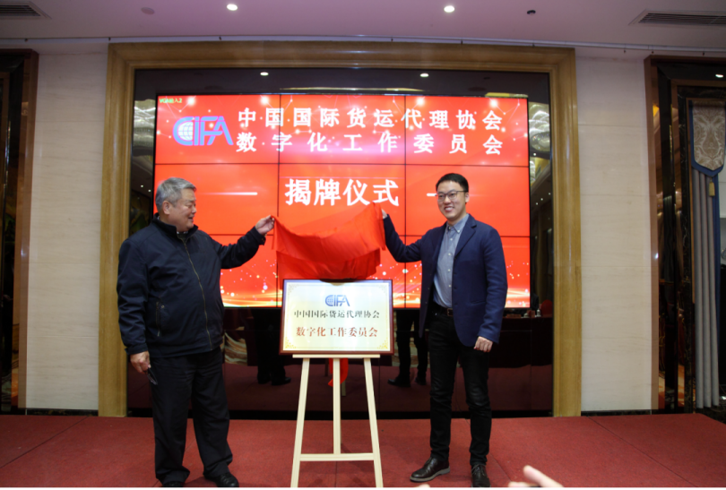 WallTech CEO Shunri Guo (left) and Secretary-General Li Zhimin (right) at the unveiling ceremony